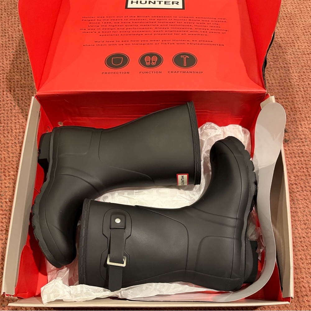 NEW! Hunter Women's Short - O Boots in Black